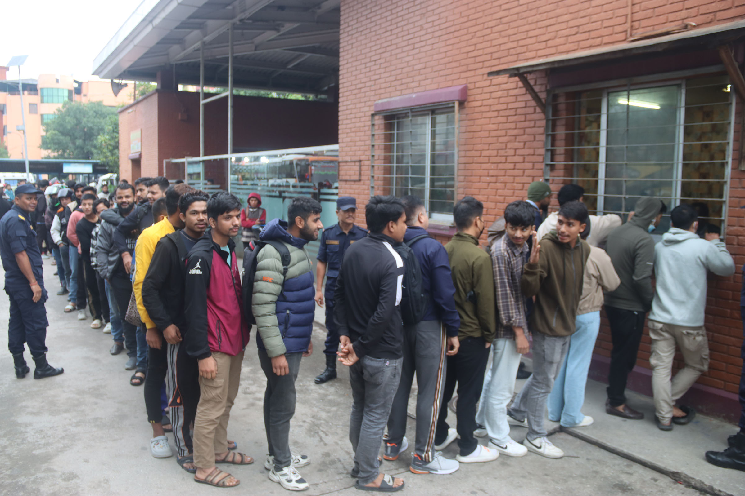 दसैं मान्न १३ लाखले छाडे उपत्यका