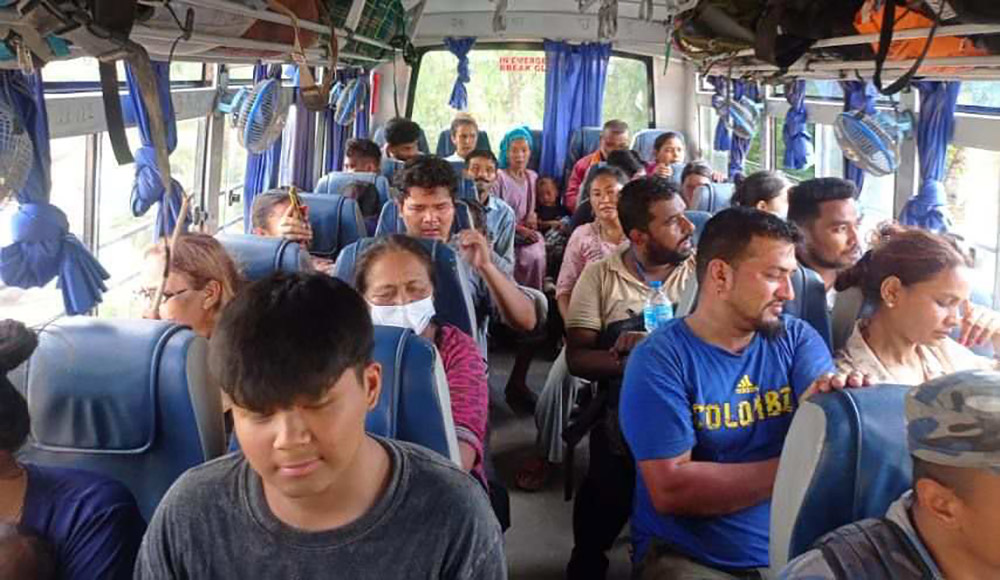 काभ्रेमा अलपत्र एक सय ४८ यात्रुलाई सशस्त्रको गाडीमा काठमाडौँ ल्याइयो