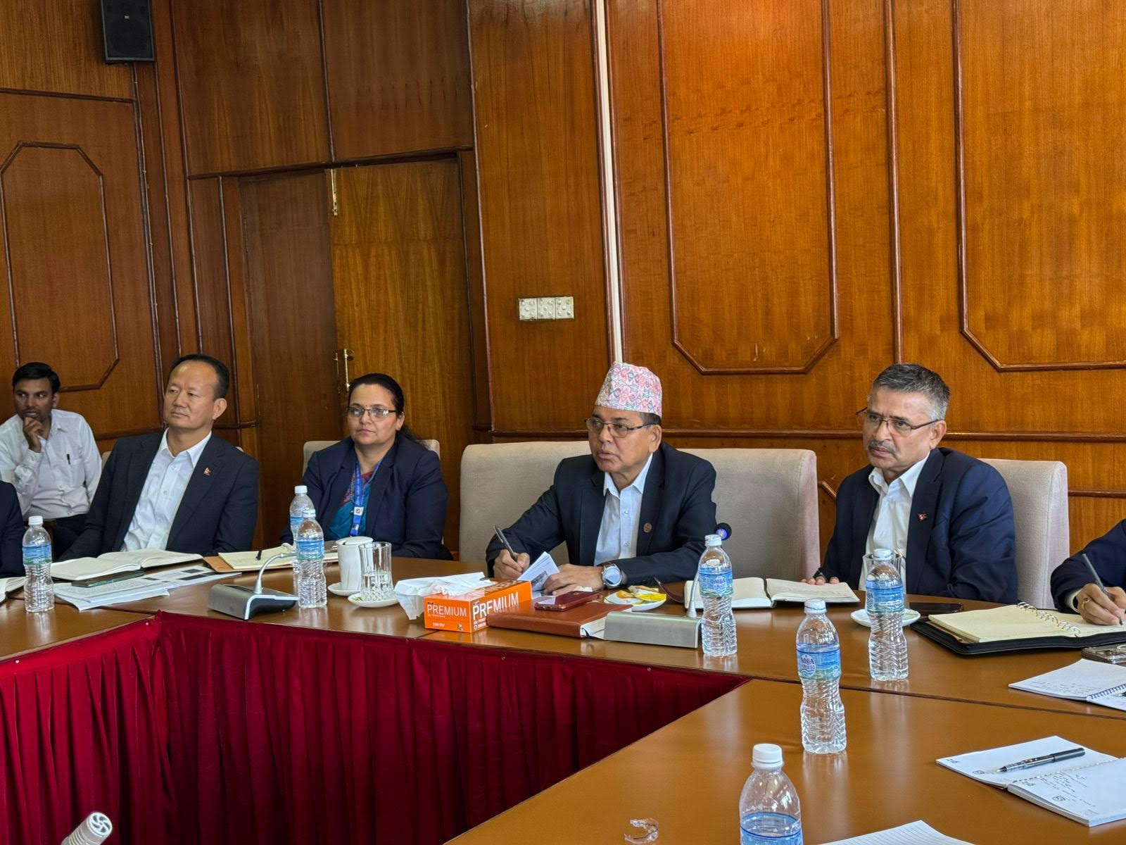 चाडपर्व सुरु हुनुअघि सडकका खाल्डाखुल्टी  पुरिसक्न भौतिक पूर्वाधार मन्त्रालयको निर्देशन