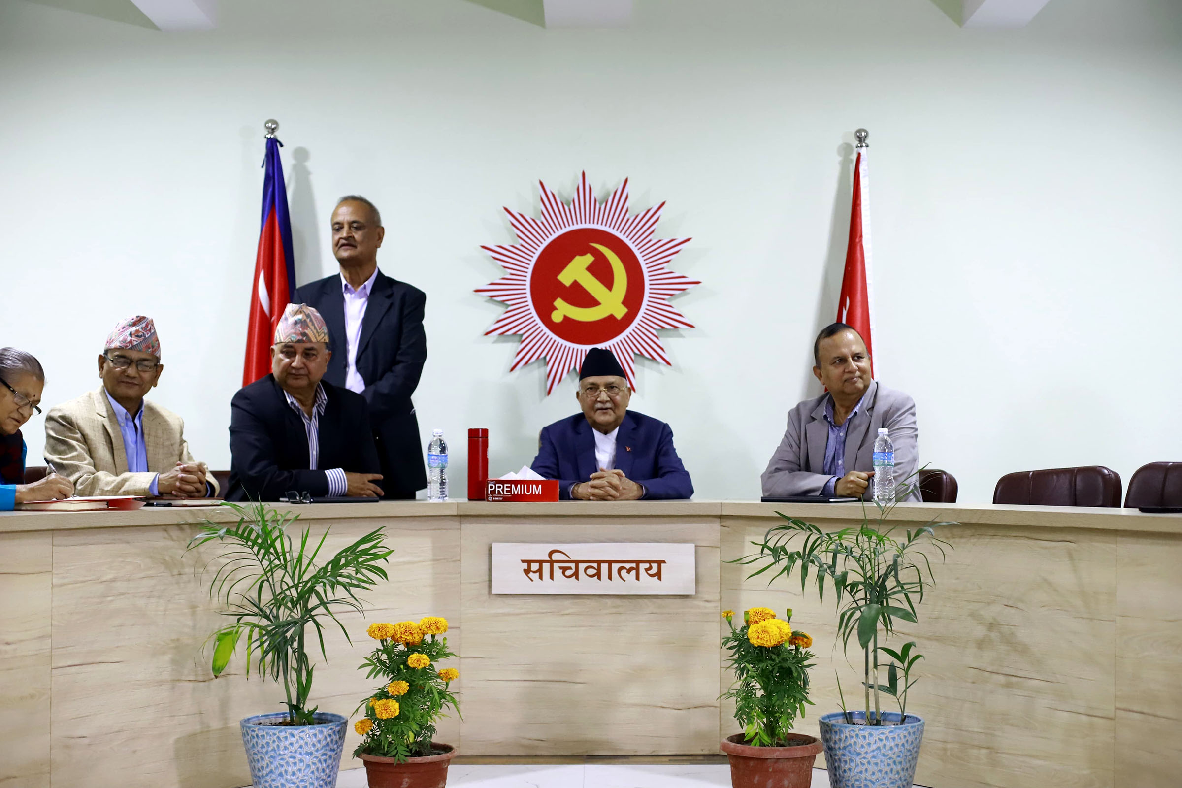 मीनबहादुरको जग्गा दान लिने निर्णयको विरोध गर्ने नेतालाई स्पष्टीकरण सोध्ने एमालेको निर्णय