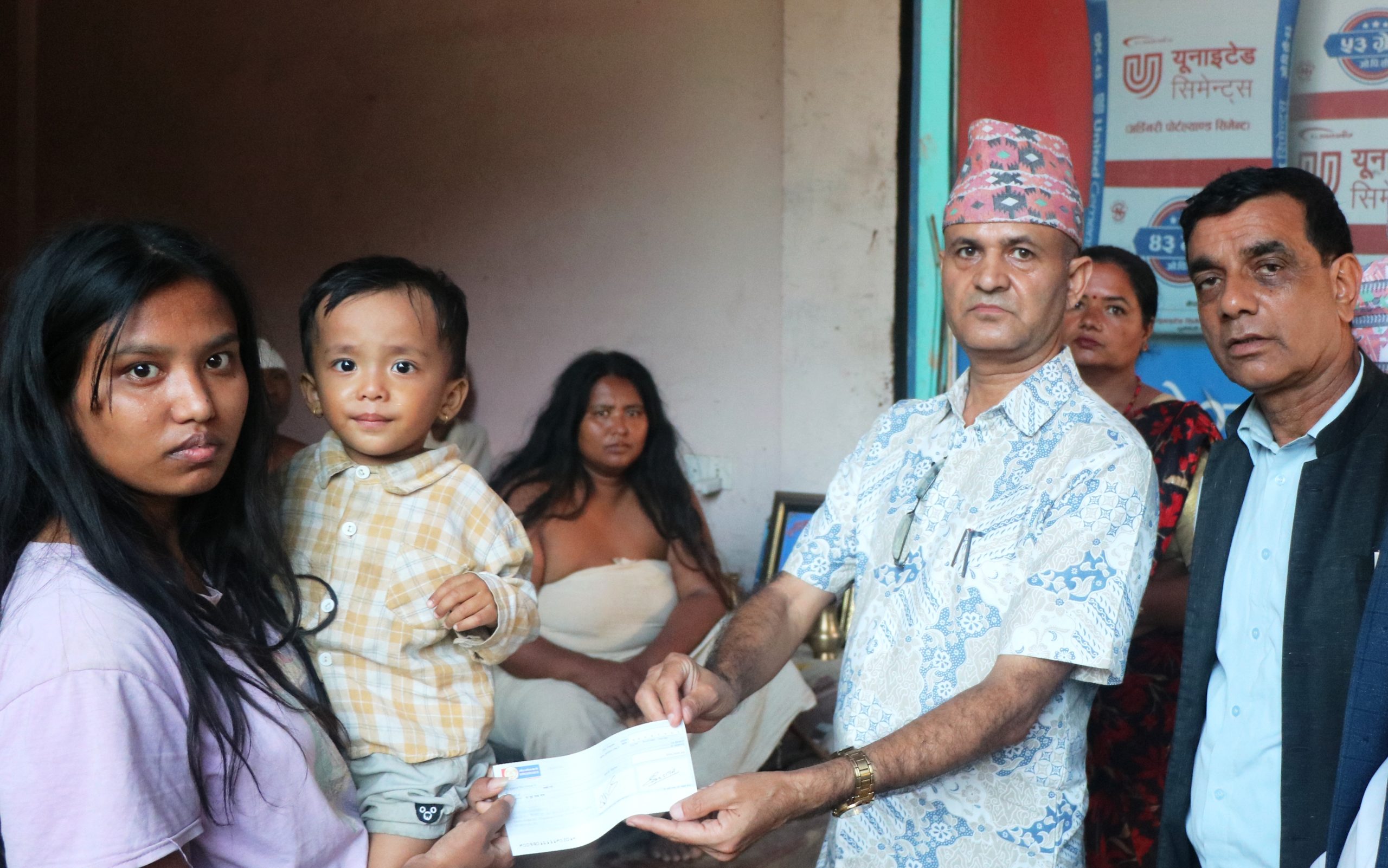 पहिरोमा परी ज्यान गुमाउने धादिङका तीन परिवारलाई घरमै पुगेर राहत वितरण