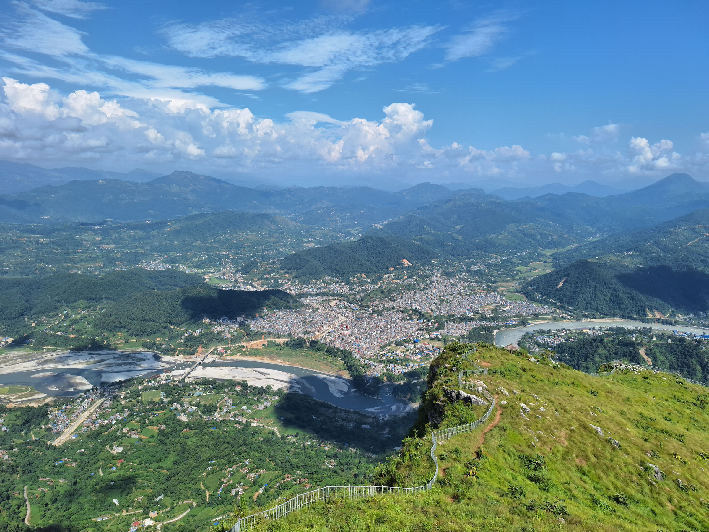 दशैं सुरु भएसँगै मानुङकोटमा पर्यटकको चहलपहल