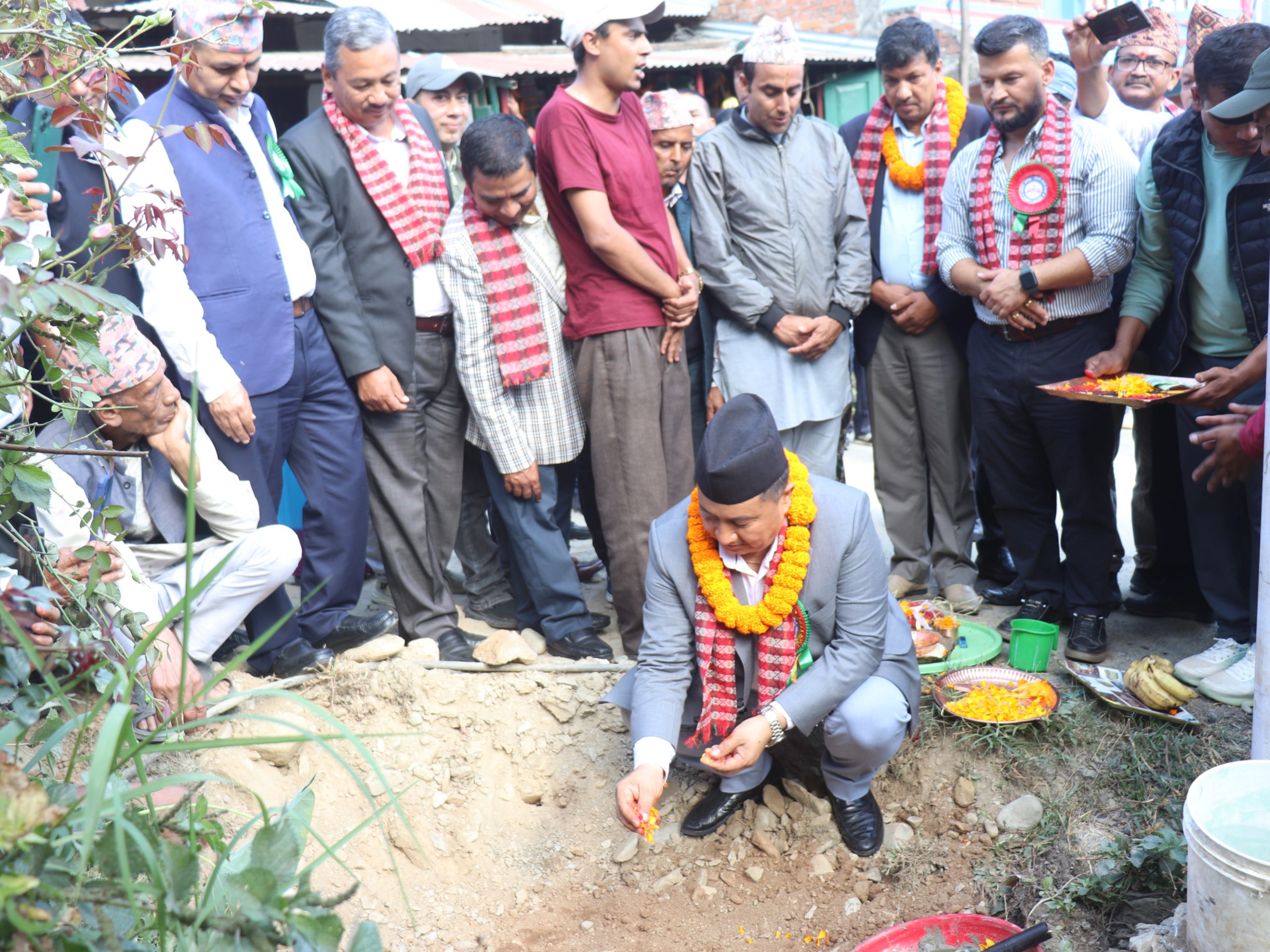 ट्रयाक खोलिएको करिब २० वर्षपछि नुवाकोटको विदुरहुँदै धादिङको खनियाबास पुग्ने सडक कालोपत्र सुरु