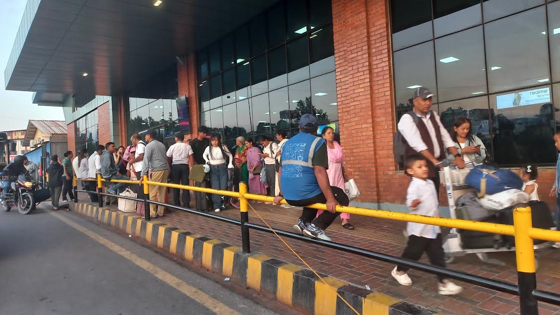 चाडपर्वका बेला पनि विदेशिने क्रम घटेन, असोजमा ५३ हजार बाहिरिए