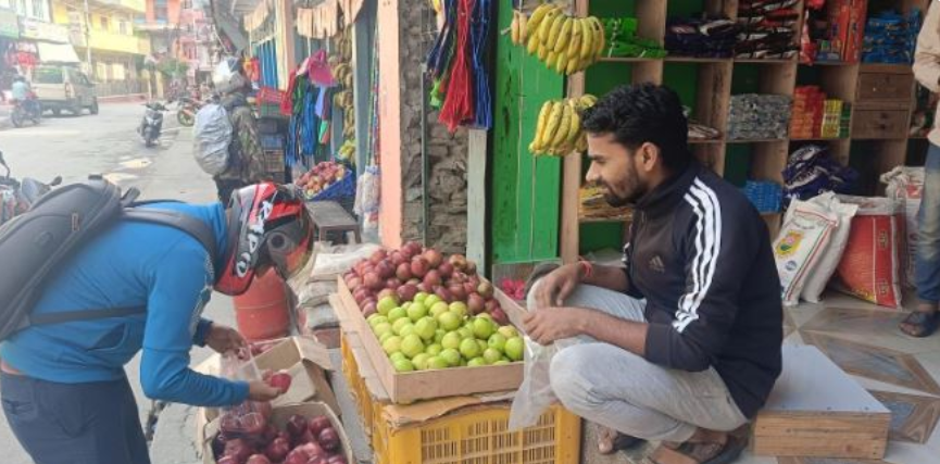 दसैँलाई कोसेली मुस्ताङी स्याउ