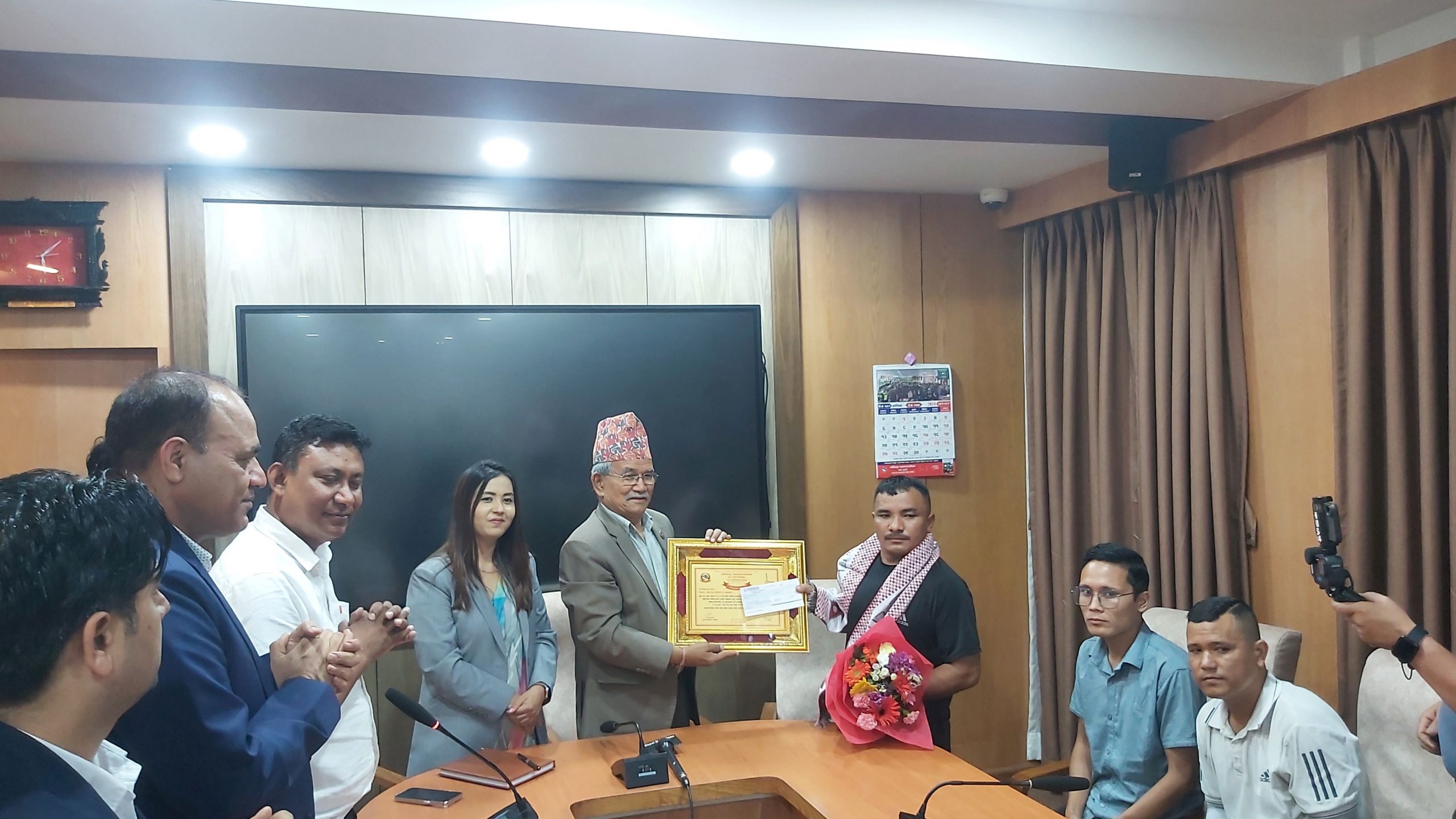 चनिकलालले भने– मैले परिवार र आफ्नो प्रवाह नगरी खोलामा हामफालेँर दुई जनाको ज्यान बचाए