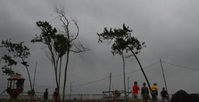 चक्रवात दाना ओडिशाको तटीय क्षेत्रमा बज्रियो
