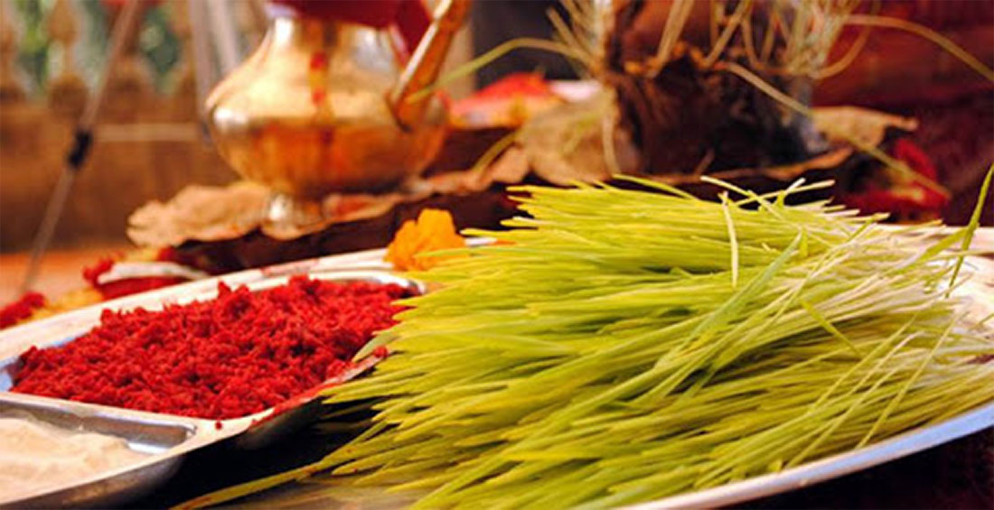 आश्विन शुक्ल दशमीः हर्षोल्लासका साथ विजया दशमी मनाइँदै, लगाइमाग्ने पूर्व, लगाइदिने पश्चिम फर्कनुपर्ने