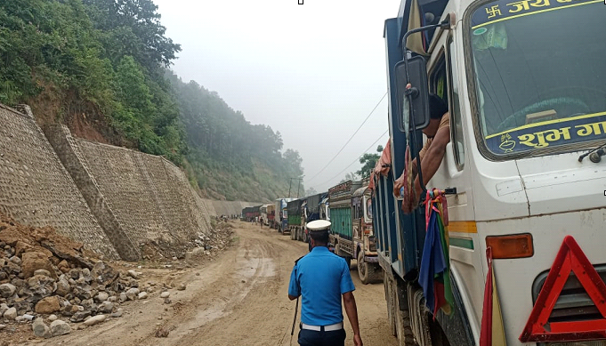 वर्षाले नारायणघाट बुटवल खण्ड पूर्णरुपमा अवरुद्ध, वैकल्पिक सडक प्रयोग गर्न आग्रह