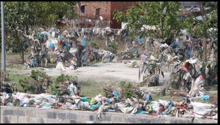 बाढीपहिरोले नदी किनारामा थुपारेको फोहर सफा गर्दै ललितपुर महानगर