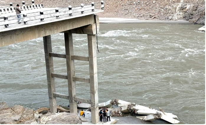 सडक विभागका उच्चस्तरीय टोलीद्वारा फोक्सिङटार पुल निरीक्षण