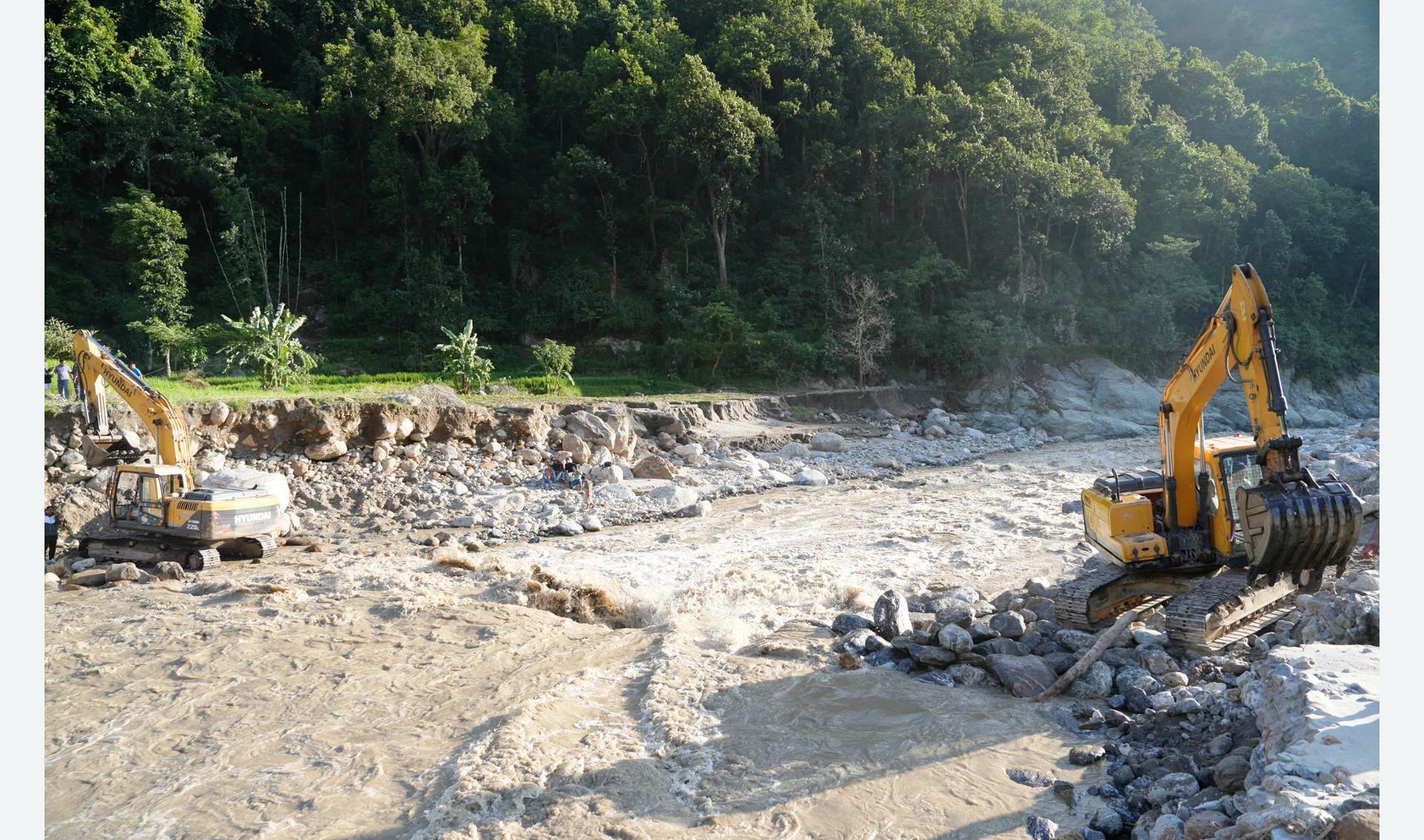 एक सातादेखि अवरुद्ध हेवाखोलामा ‘डाइभर्सन’ निर्माण गरी यातायात सञ्चालनको तयारी