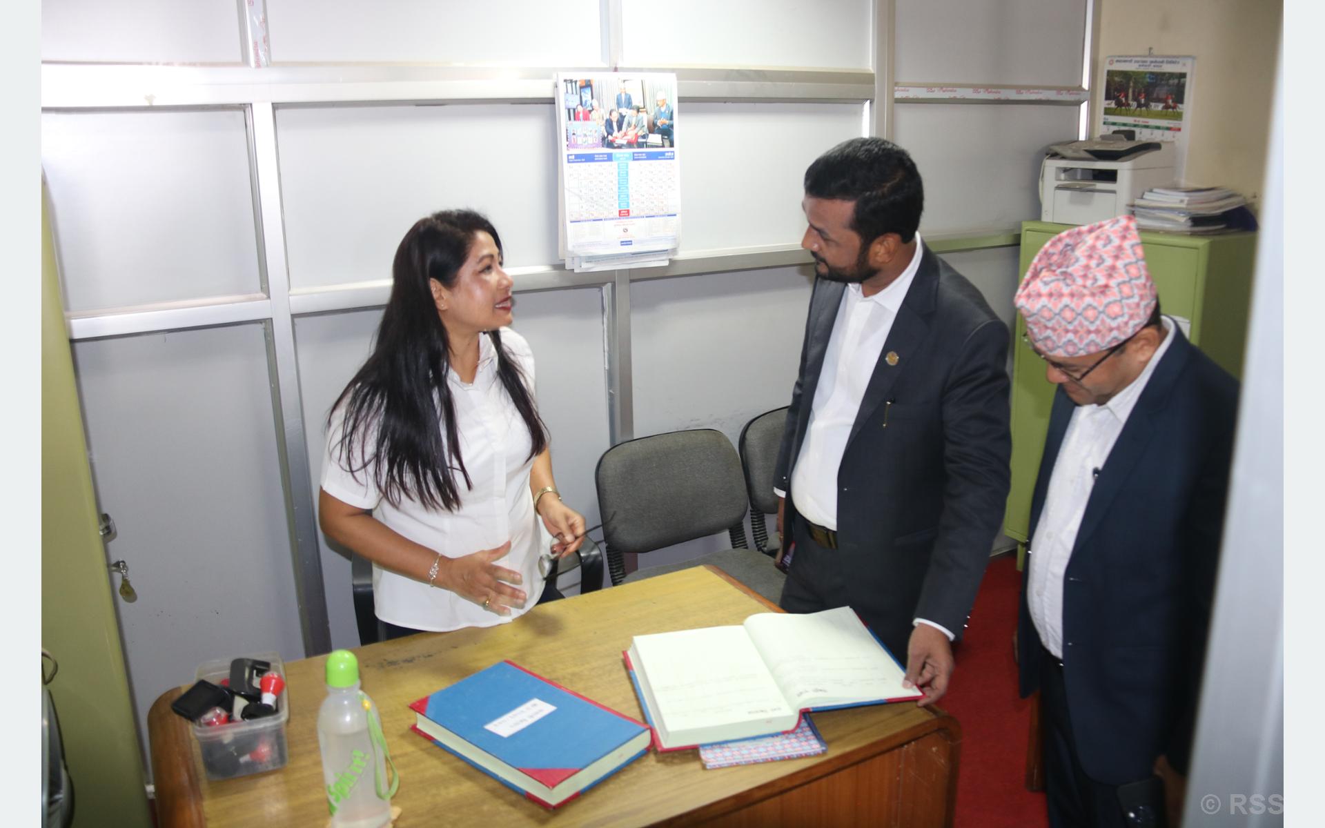 कार्यालयमा कर्मचारी उपस्थित नभएको गुनासो आएपछि मन्त्री यादवद्वारा मन्त्रालय र विभागमा छड्के जाँच