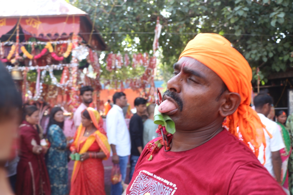 नेपालगञ्जको बागेश्वरी मन्दिरमा जिब्रो छेड्दै भक्तजन
