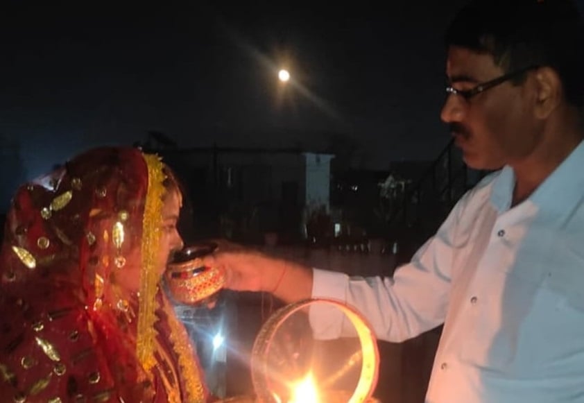 मिथिलाञ्चलमा चन्द्रमासँगै पतिको पूजा गर्दै मिथिलानीहरुले करबाचौथ पर्व मनाए