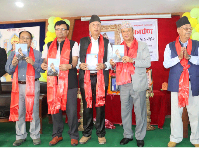 ऊर्जामन्त्री खड्काद्वारा समाजसेवी शाक्यको ‘अनुभवका पाइलाहरू’ कृति विमोचन