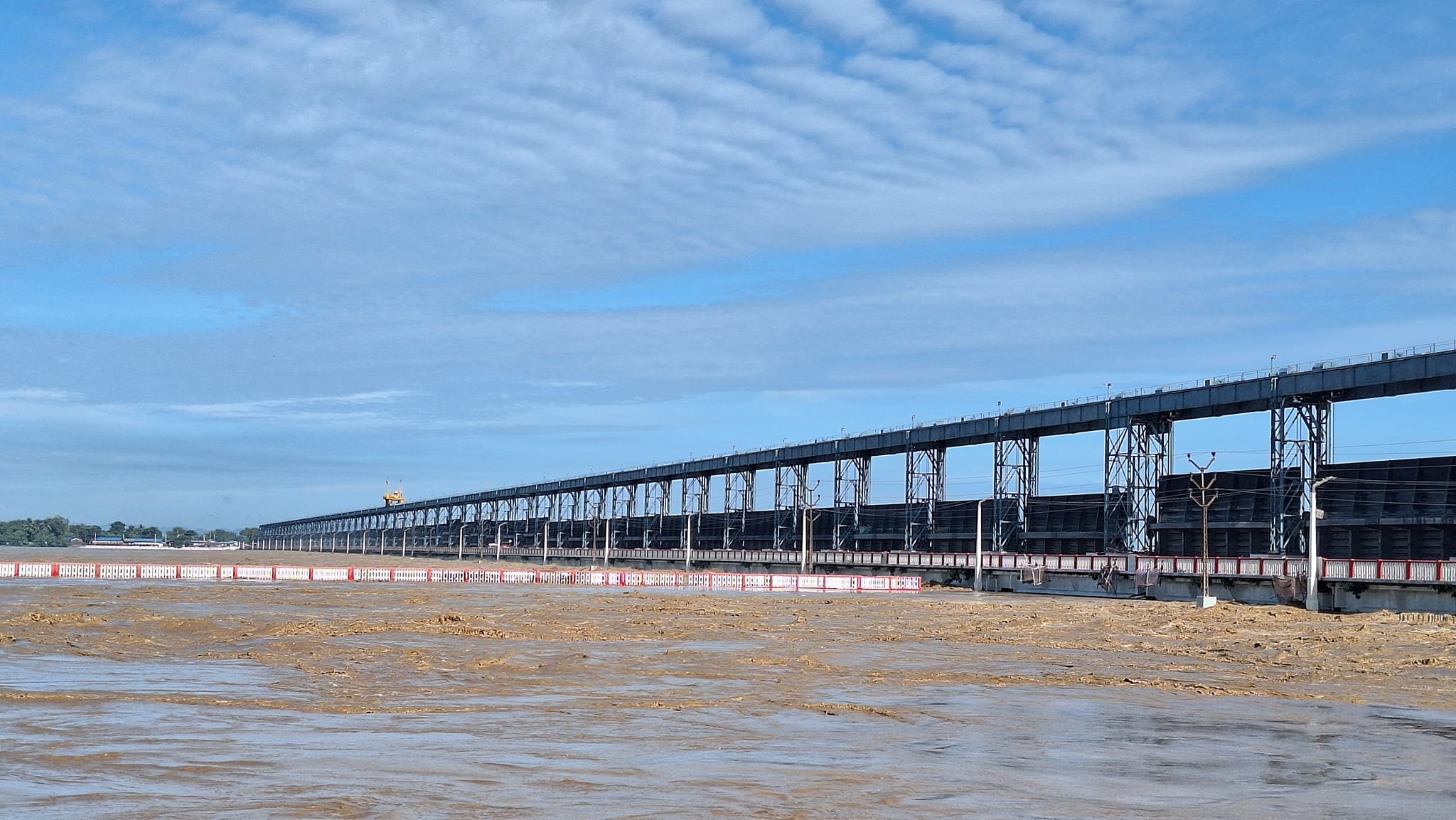 जलसतह घट्दै जाँदा कोशी ब्यारेजमा चहलपहल