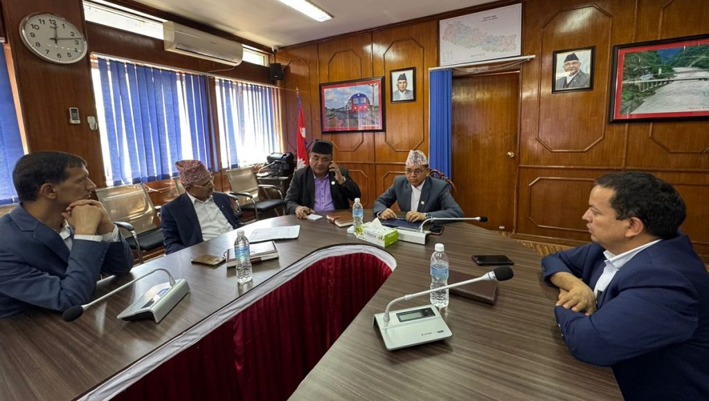 सडक मर्मत र यातायात सहज बनाउन भौतिक र रक्षामन्त्रीबीच छलफल