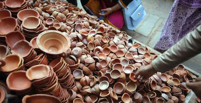 तिहार र छठपर्वलाई माटोका भाँडा बनाउन भ्याइनभ्याई