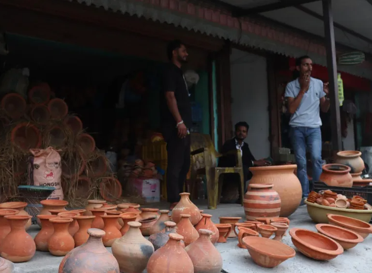 माटोका भाँडा बेचेर मासिक ८० हजारसम्म आम्दानी