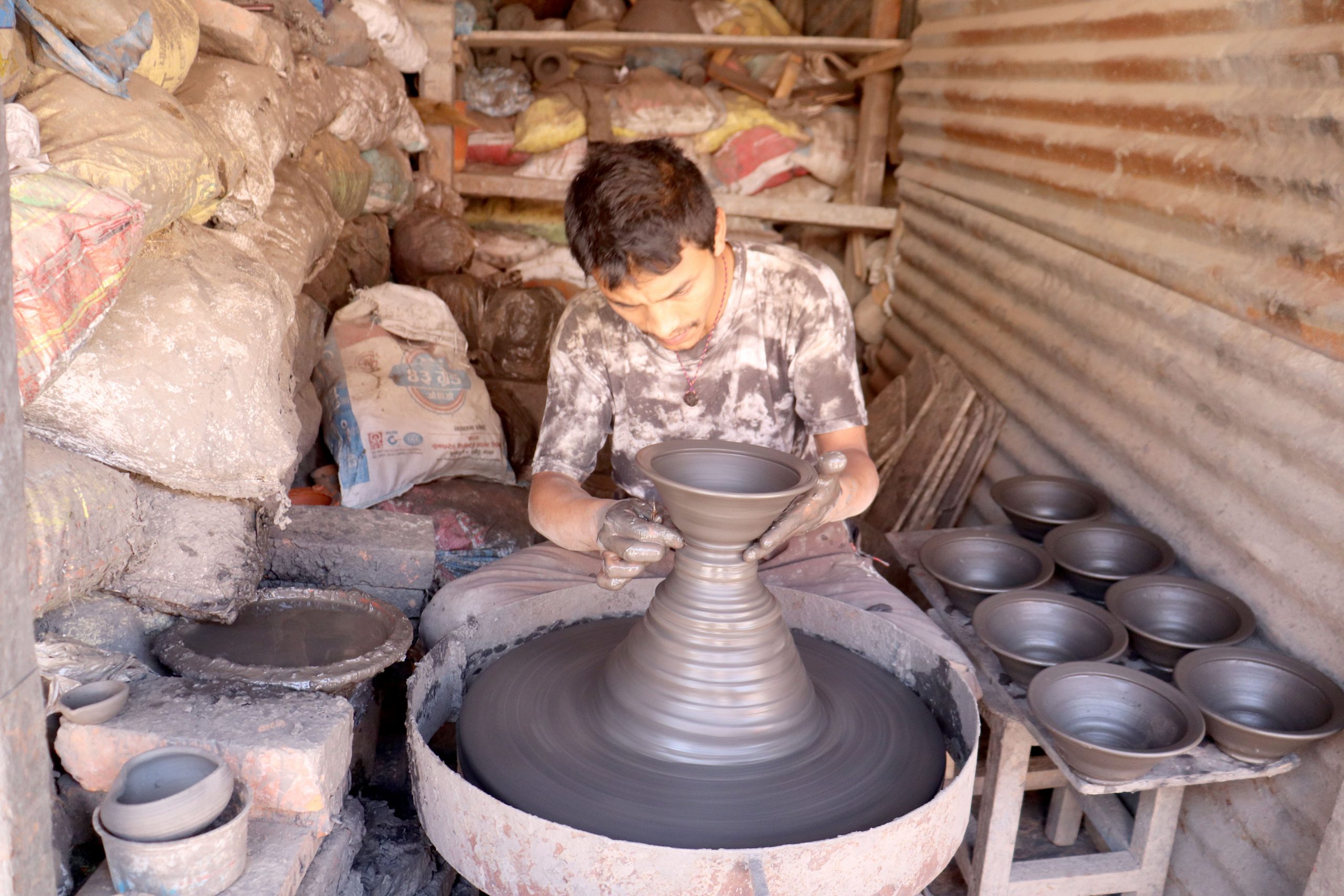 भक्तपुरमा तिहारका लागि माटोका भाँडा बनाउन भ्याइनभ्याइ(फोटोफिचर)