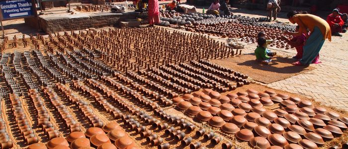 तिहार नजिकिँदै गर्दा माटाको पाला बनाउन व्यस्त कुमाल समुदाय