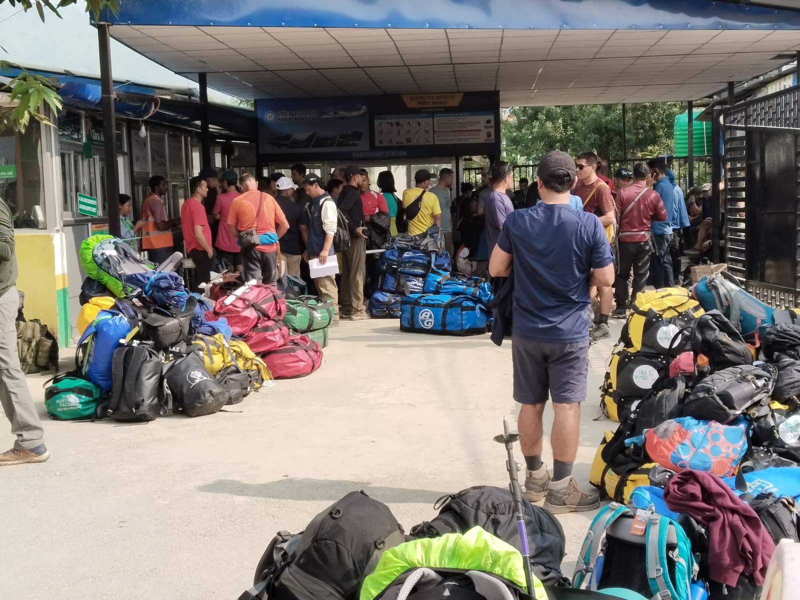 मन्थलीमा रोकिए लुक्ला हिँडेका एक हजार भन्दाबढी पर्यटक