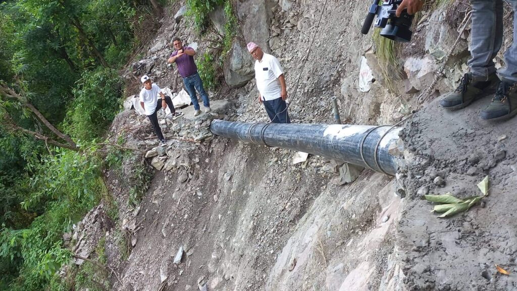पहिराेले खानेपानी पाइपमा क्षति पुर्‍याउँदा पानी वितरण प्रभावित