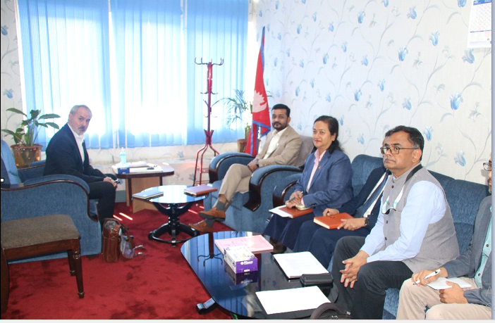 खानेपानीमन्त्री यादवसँग एडिबीका देशीय निर्देशकको शिष्टाचार भेट