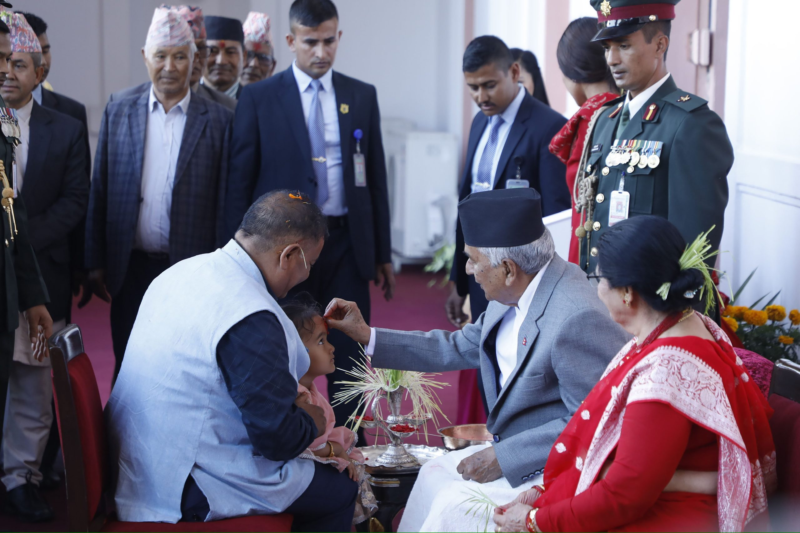राष्ट्रपति पौडेलद्वारा सर्वसाधारणलाई टीका र जमरा प्रदान(फोटोफिचर)