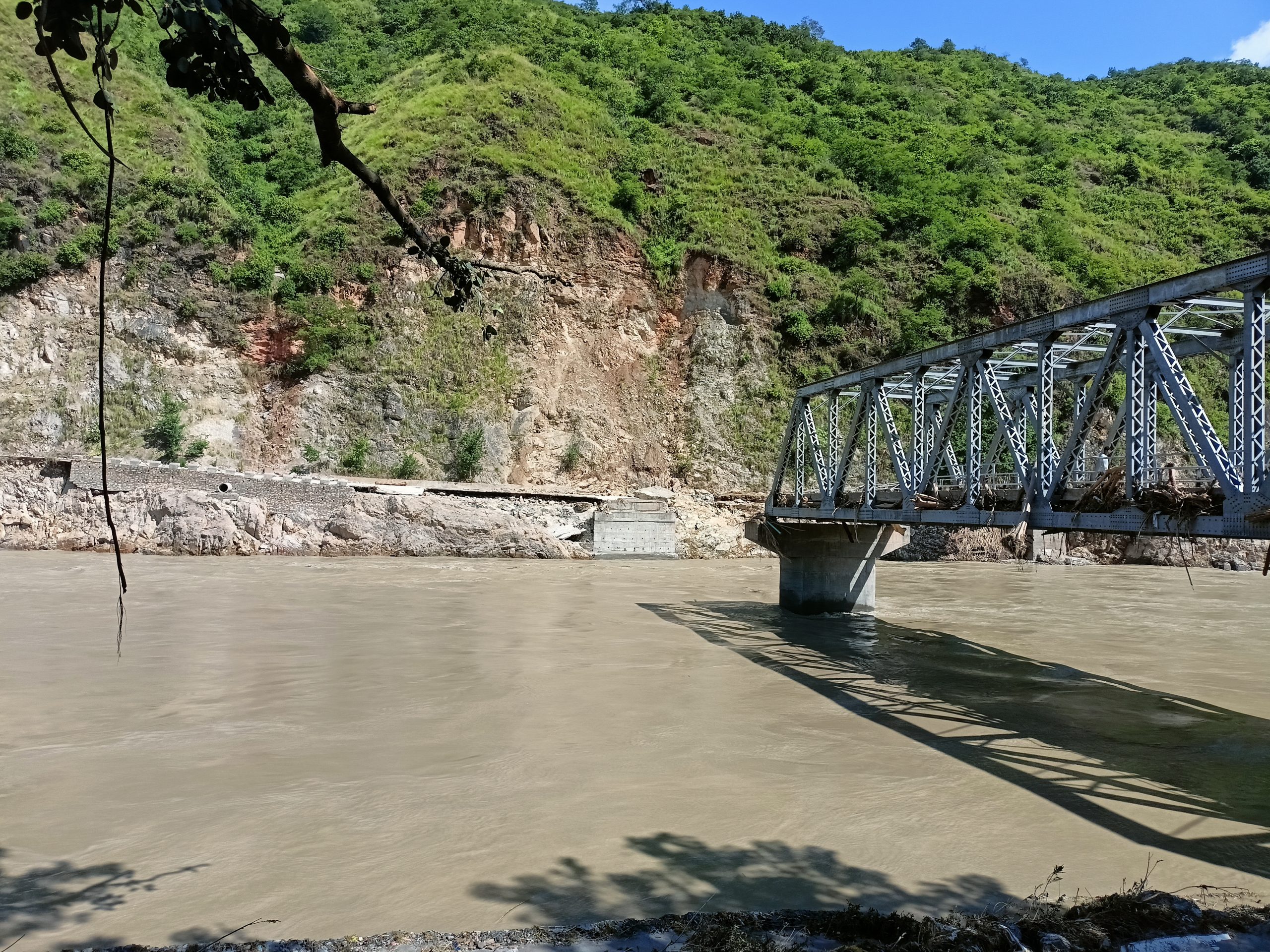 स्थलगत रिपोर्टः सिन्धुलीलाई रामेछाप र ओखलढुङ्गासँग जोड्ने पुलमा क्षति