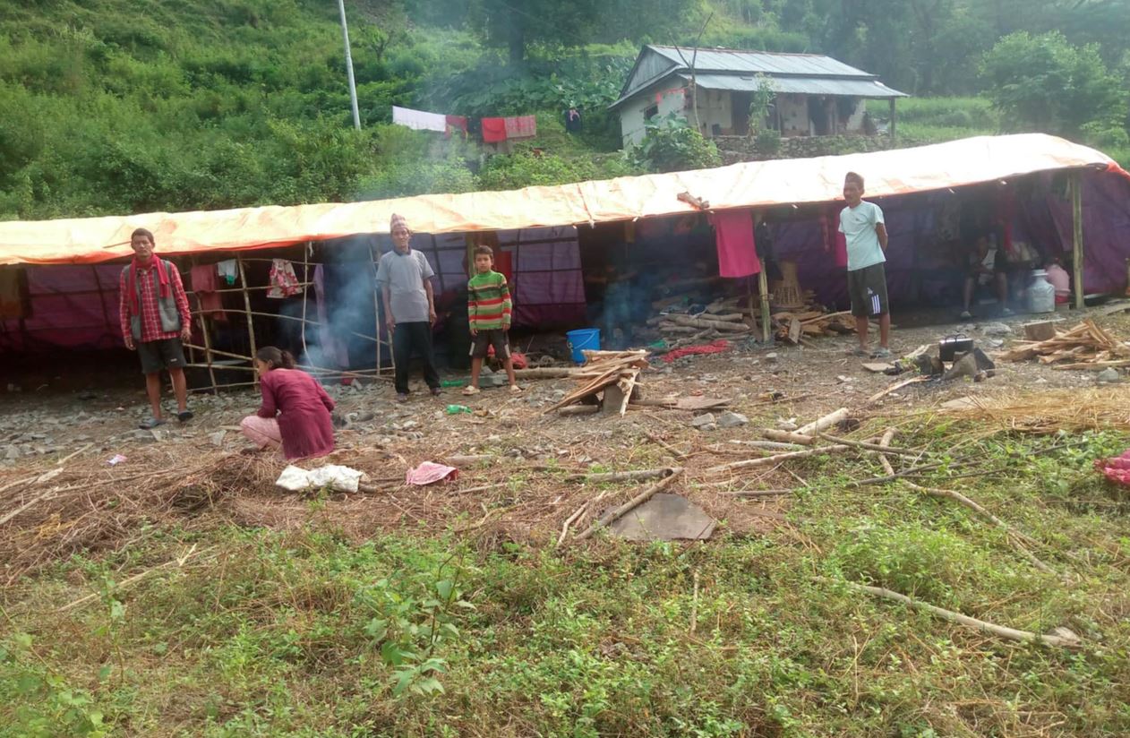 त्रिपालमुनि बस्न बाध्य छन् काभ्रेका बाढीपहिरो प्रभावित परिवार