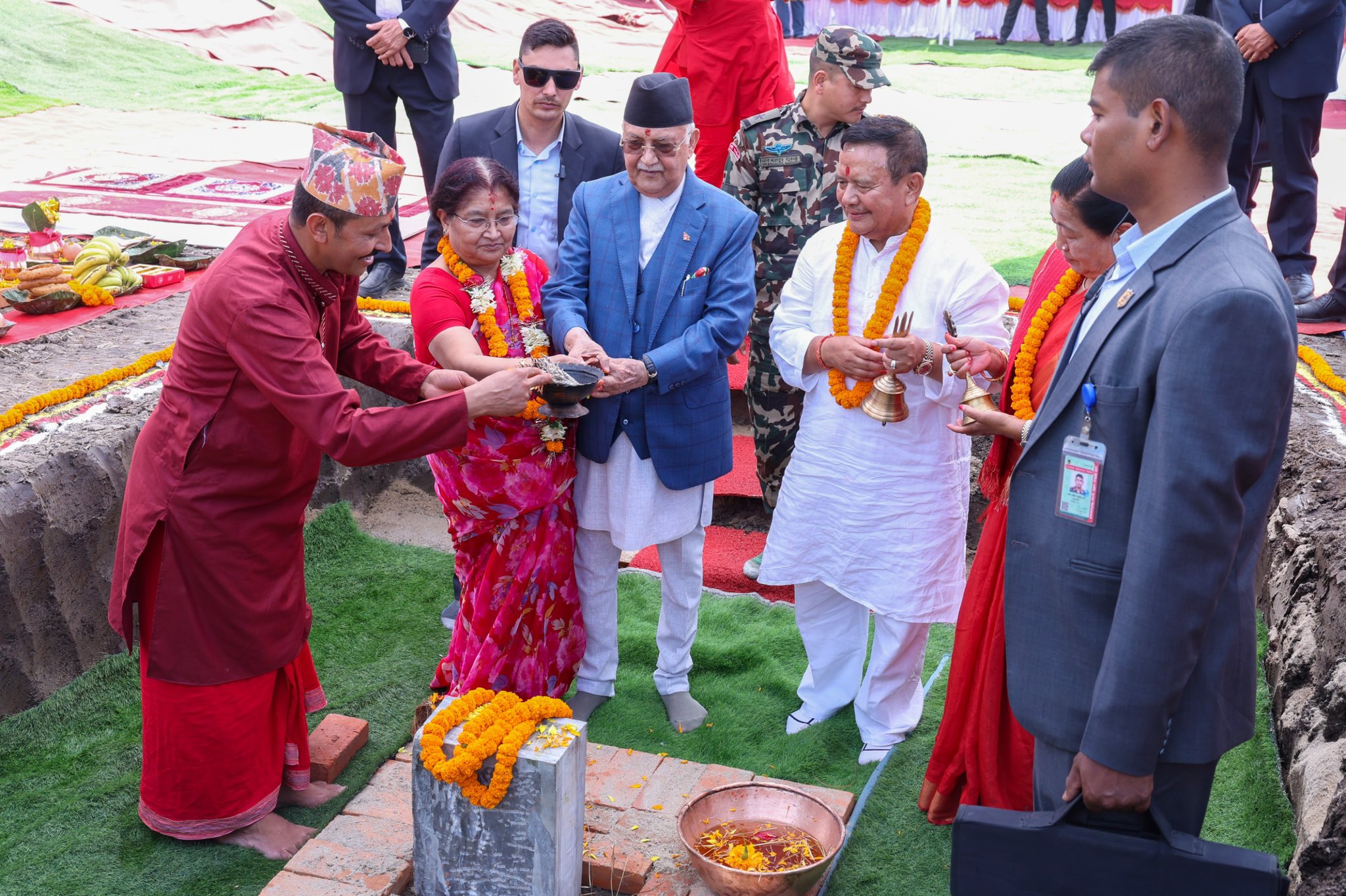 आर्थिक दवाब र चन्दाले  तीसँग कुनै न कुनै दलको फेरो समाएर वैतरणी तर्नेबाहेक अरू उपाय के छ  ? 