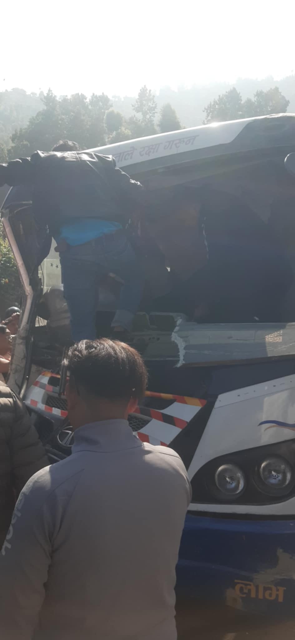 गजुरीमा दुईवटा बस आपसमा ठोक्किँदा १३ जना घाइते