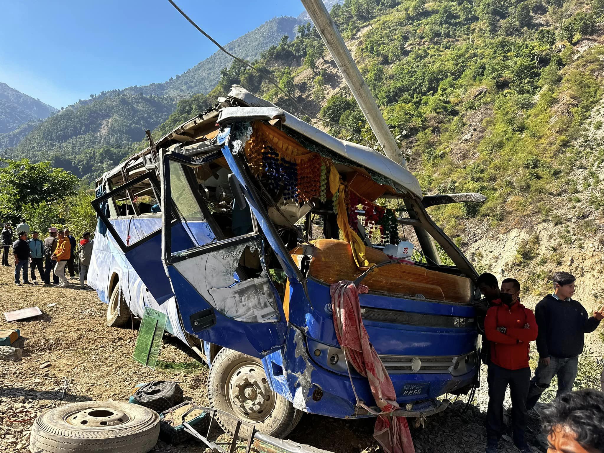 रुकुम पश्चिममा बस दुर्घटना हुँदा नौ जना घाइते