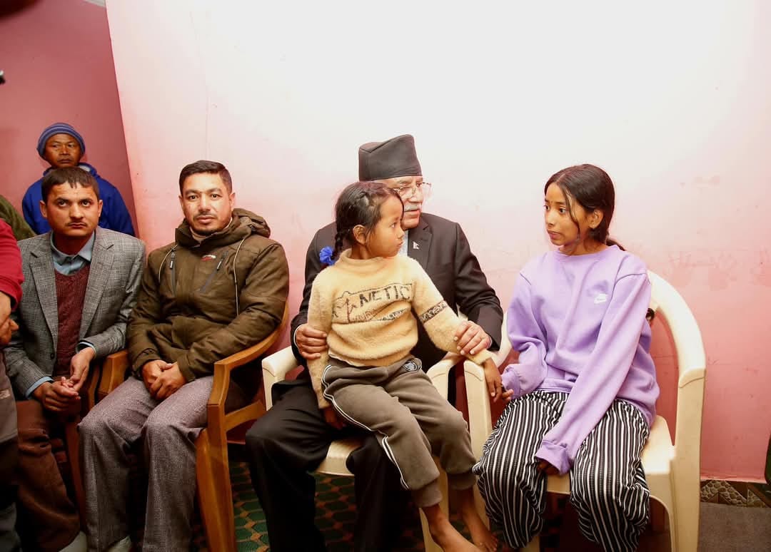 प्रकाश भुजेलको कारको ठक्करबाट मृत्यु भएका नगरकोटी दम्पतीका २ छोरीको अभिभावक बन्ने प्रचण्डको घोषणा