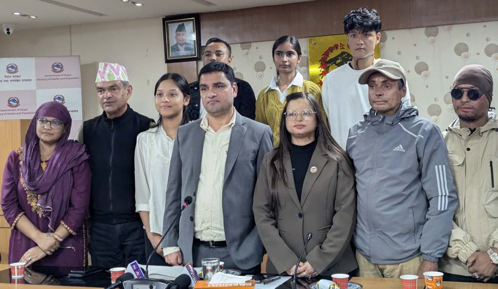 जलनपीडितले भेटे स्वास्थ्यमन्त्री पौडेललाई