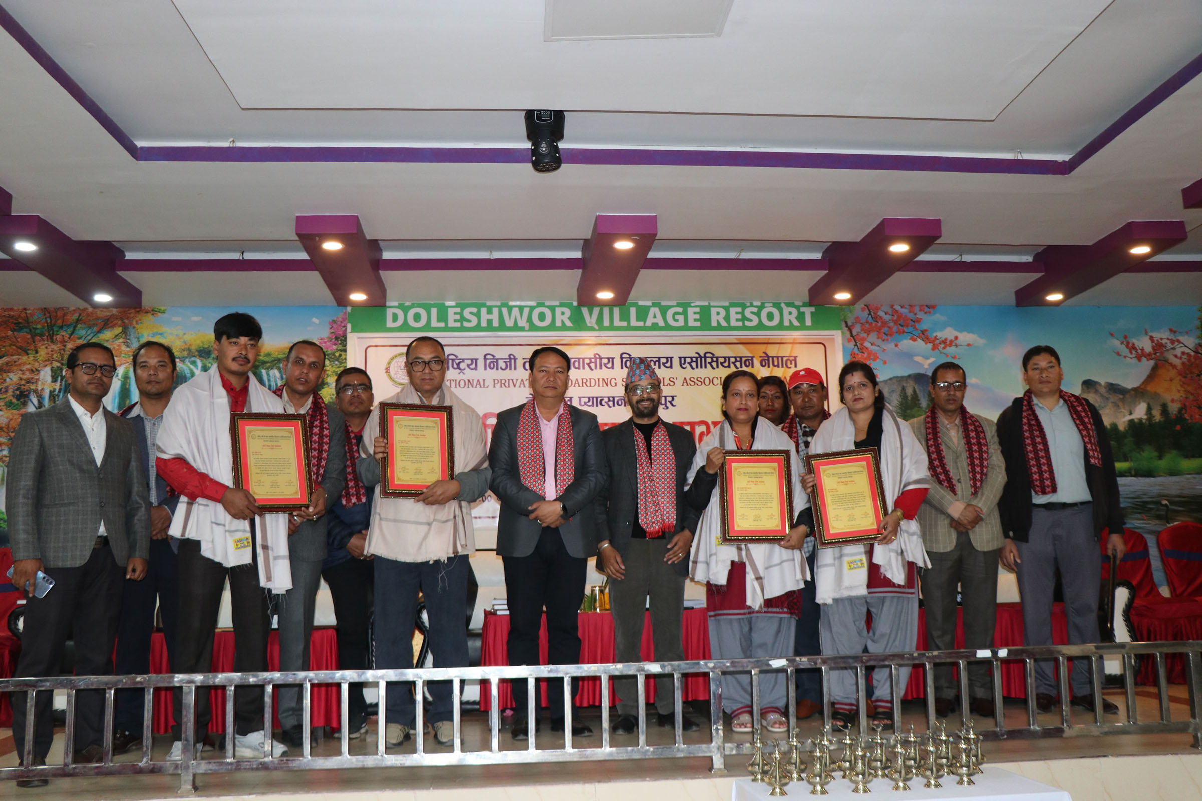 एकैदिन भक्तपुरका ८३ जना शिक्षक शिक्षिकालाई दीर्घसेवा सम्मान प्रदान