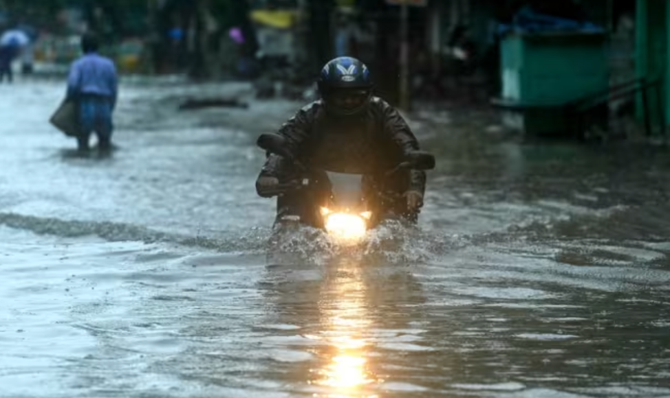 भारतमा शक्तिशाली चक्रवातका कारण विद्यालय बन्द