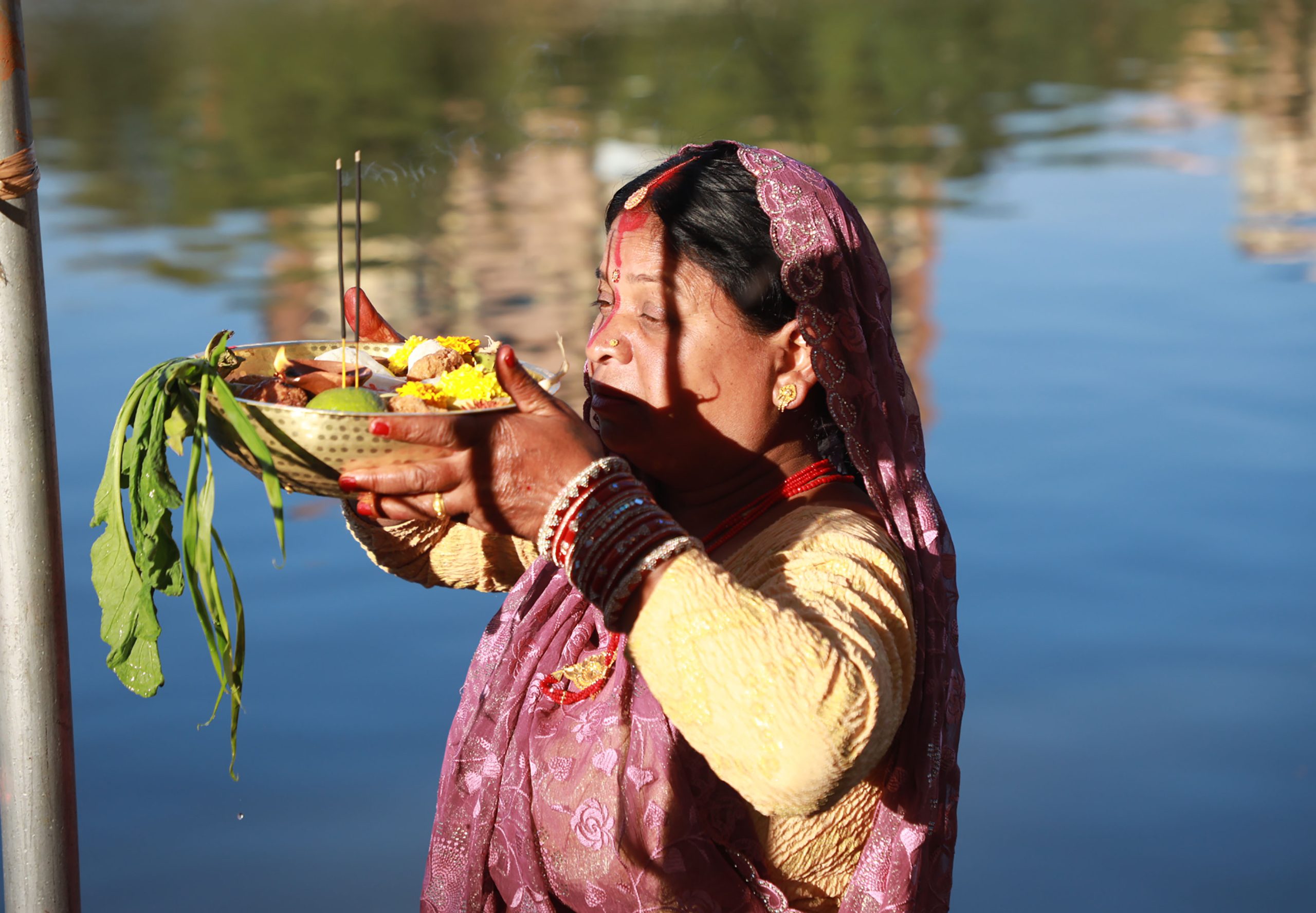 अस्ताउँदो सूर्यलाई अर्घ दिएर आज छठ पर्व मनाइँदै
