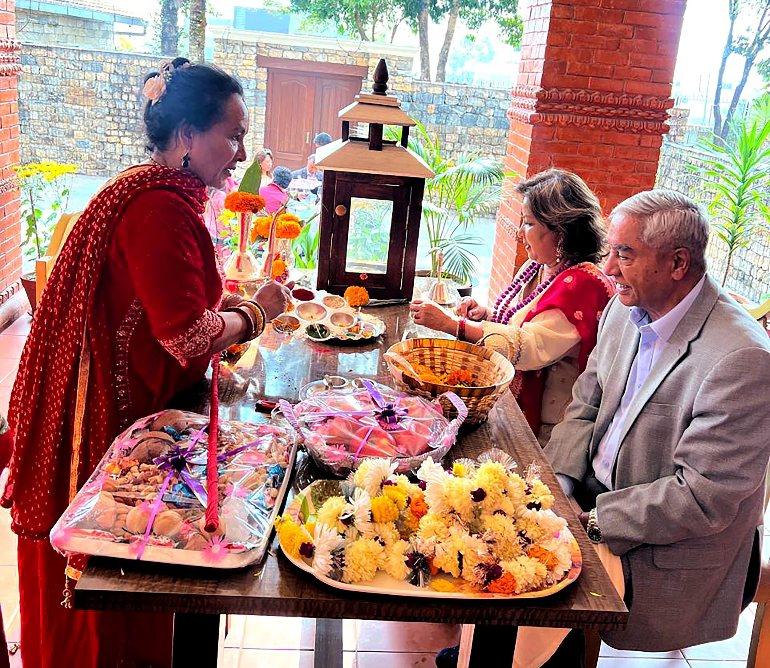 कांग्रेस सभापति देउवाद्वारा बहिनीबाट टीका ग्रहण