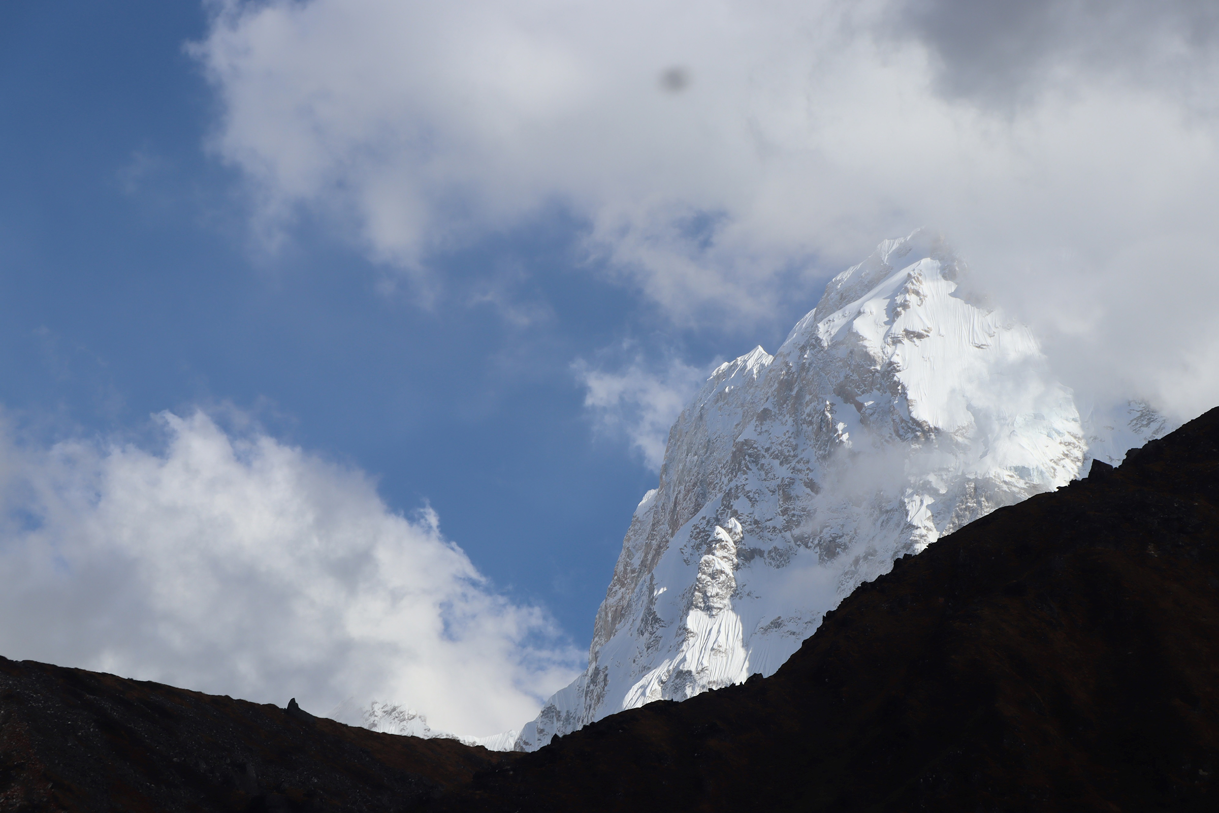 तस्बिरमा हेर्नुस् ताप्लेजुङको कुम्भकर्ण हिमाल