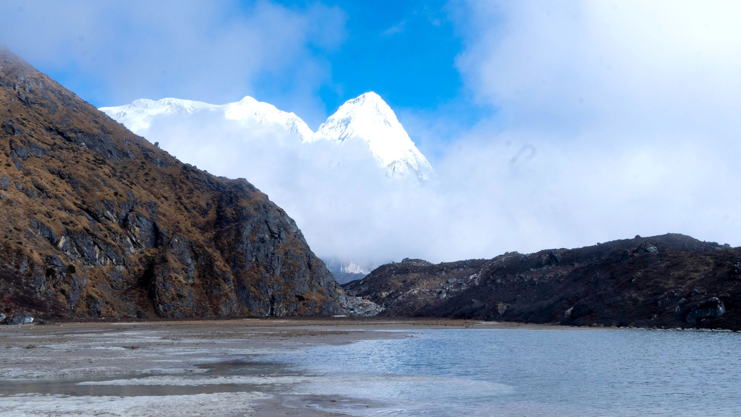 लाप्साङ पोखरी र हिमाल