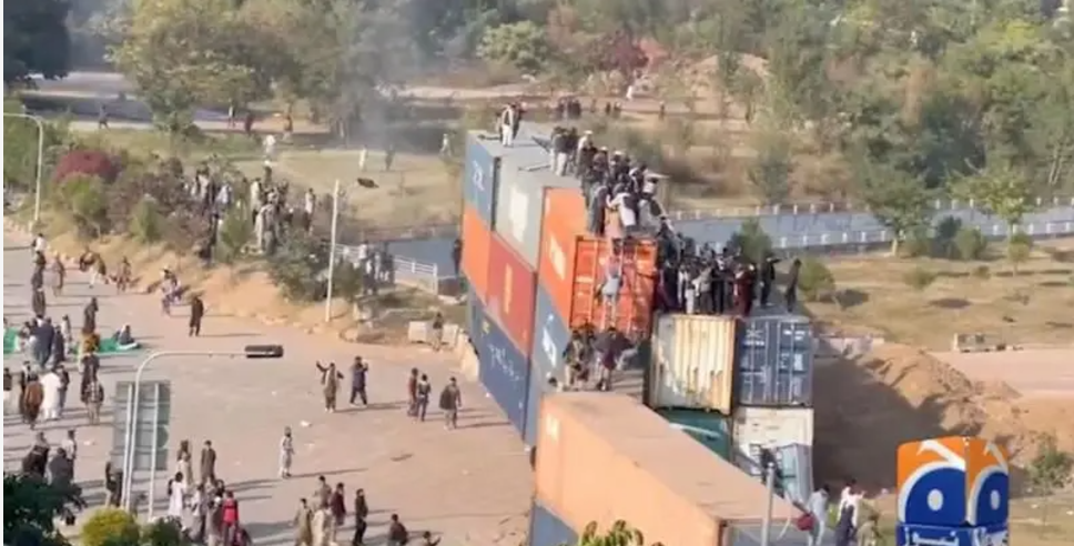 इमरान खानको रिहाइको माग गर्दै पाकिस्तानमा हजारौँको प्रदर्शन