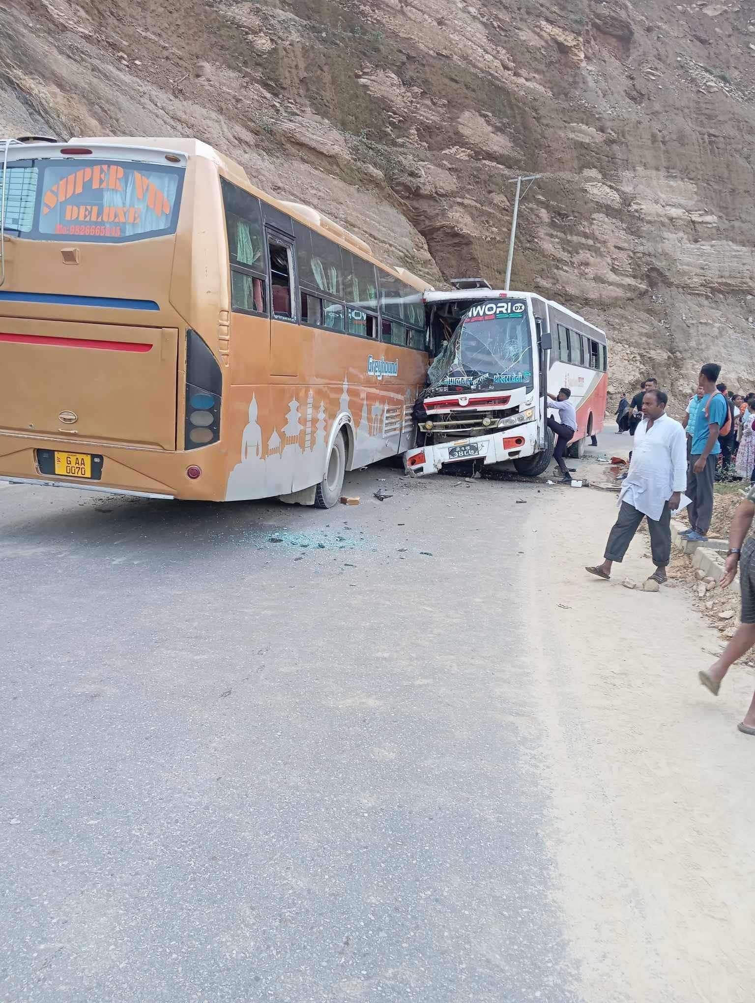 तनहुँको बन्दीपुरस्थित गोरेचौतारामा दुई वटा बस ठोक्किदा २९ यात्रु घाइते