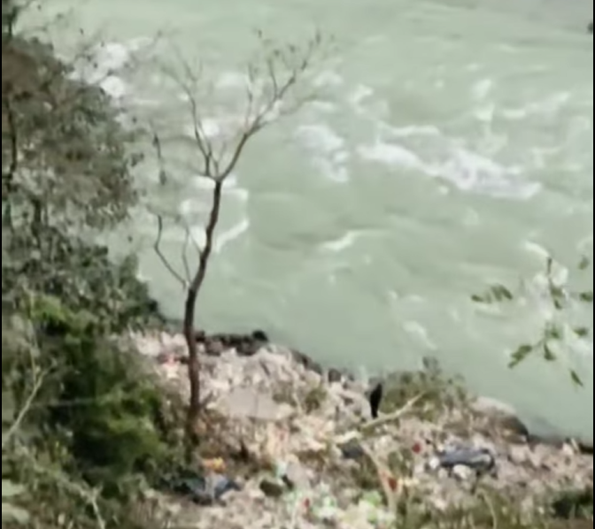 त्रिशुलीमा ट्रक खस्यो, तीन जनाको उद्दार