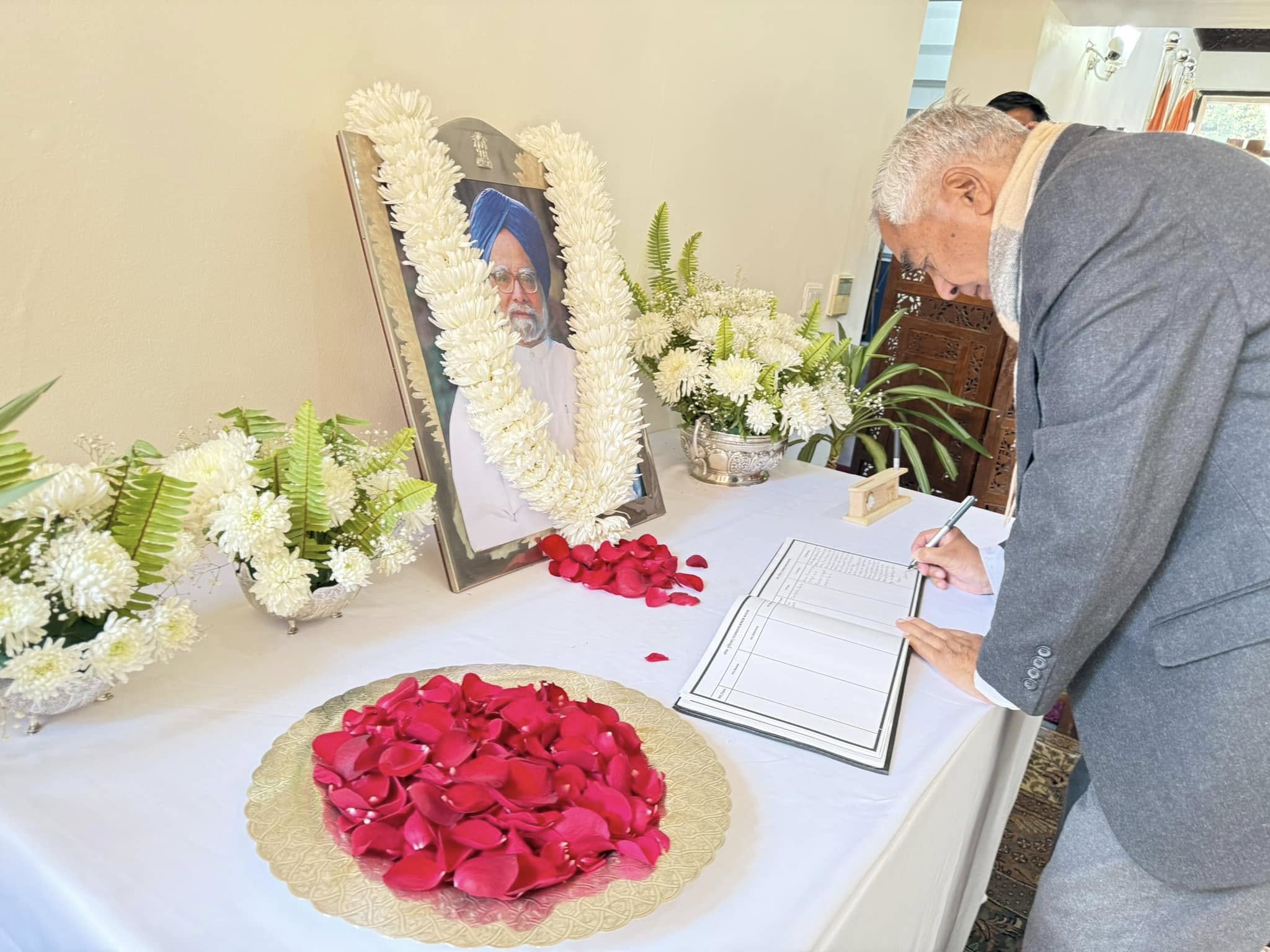 सभापति देउवाद्वारा पूर्वराष्ट्रपति कार्टर र पूर्वप्रधानमन्त्री सिंहप्रति श्रद्धाञ्जली अर्पण