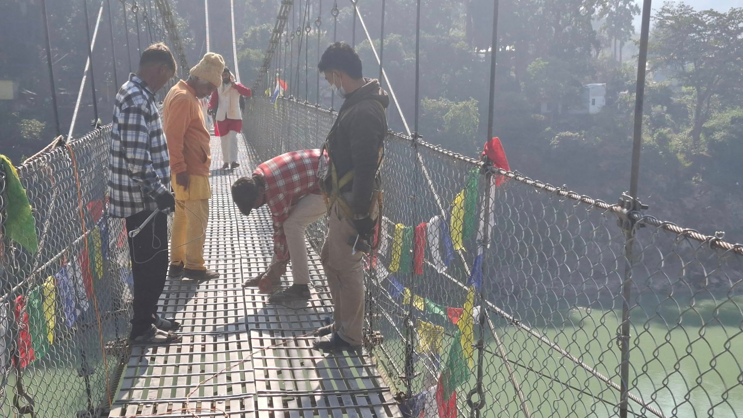 प्रसिद्ध धार्मिकस्थल देवघाट जाने झोलुङ्गे पुल मर्मत सुरु