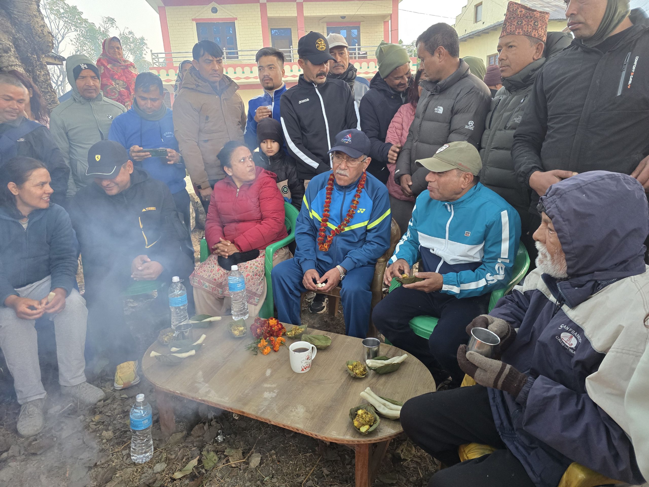 प्रचण्डले लिए थारु परिकार ढिक्रीको स्वाद