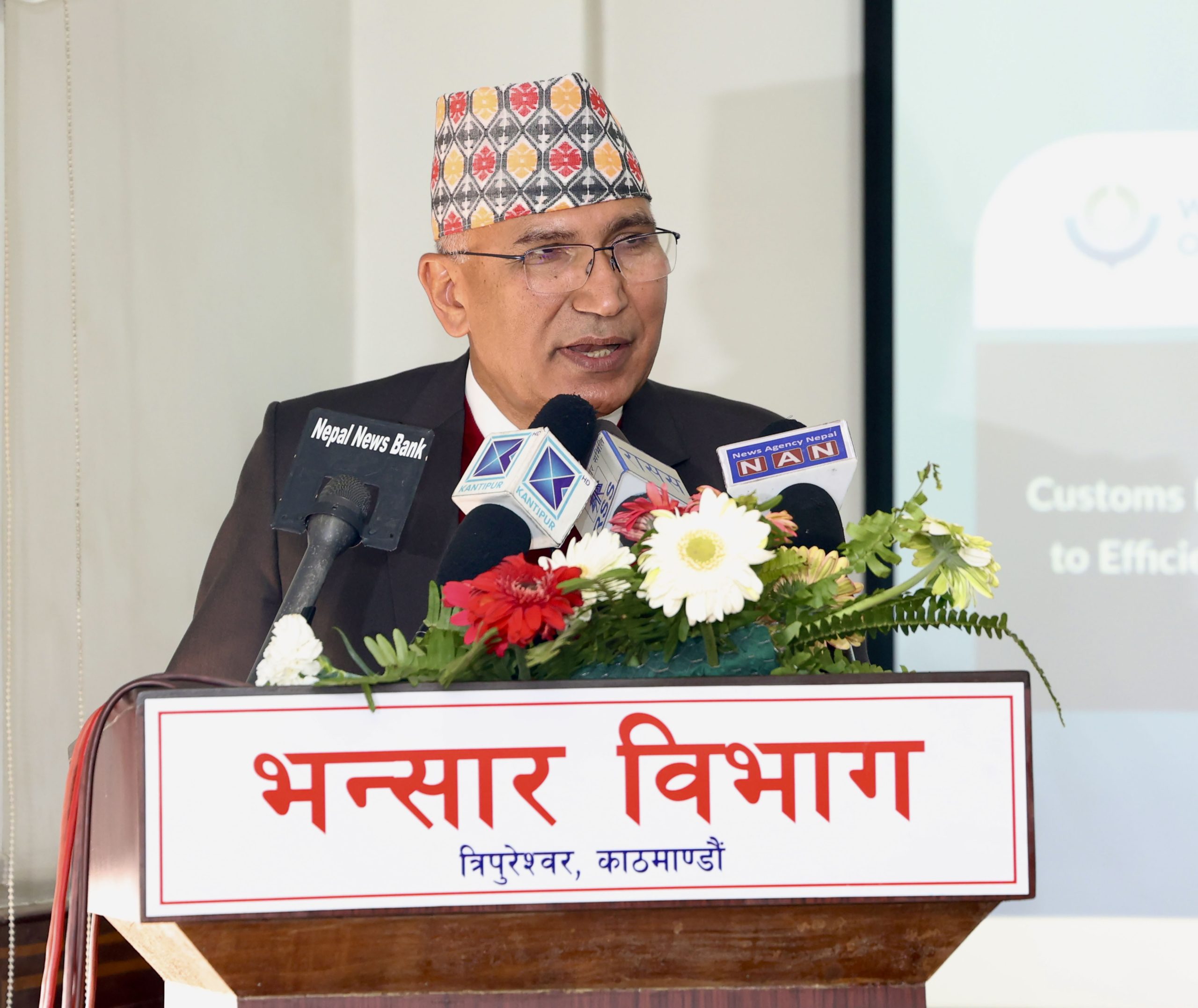 राजस्व सङ्कलनको लक्ष्य भेट्ने गरी काम गर्न अर्थमन्त्री पौडैलको निर्देशन